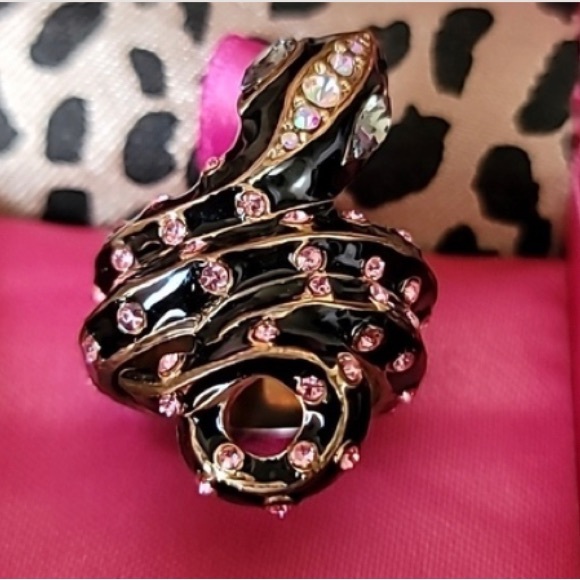 Vintage BETSEY JOHNSON Jungle Book Collection Black Snake Ring. Size 6 - Picture 2 of 8